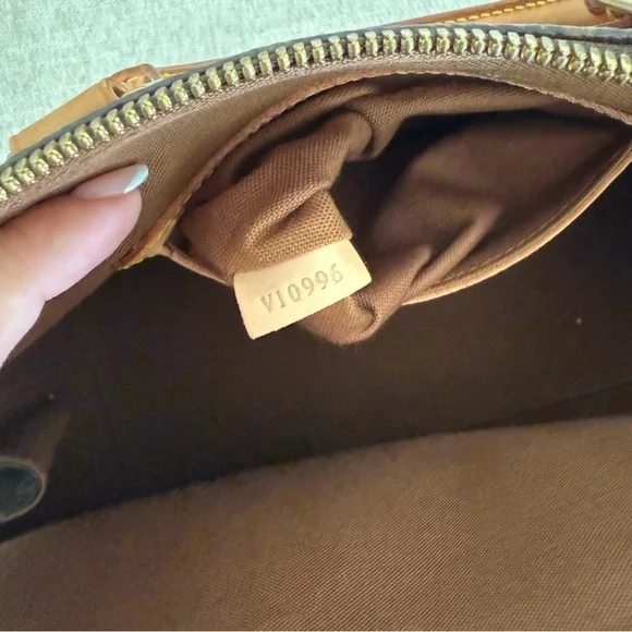 Louis Vuitton Alma PM - Picture 11 of 16